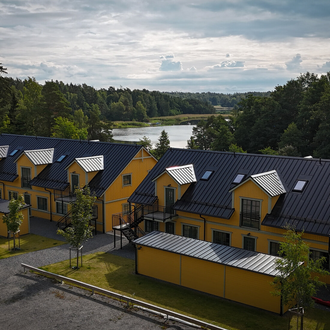 Nybyggda gula hyreshus med vattenutsikt i Stämmarsund