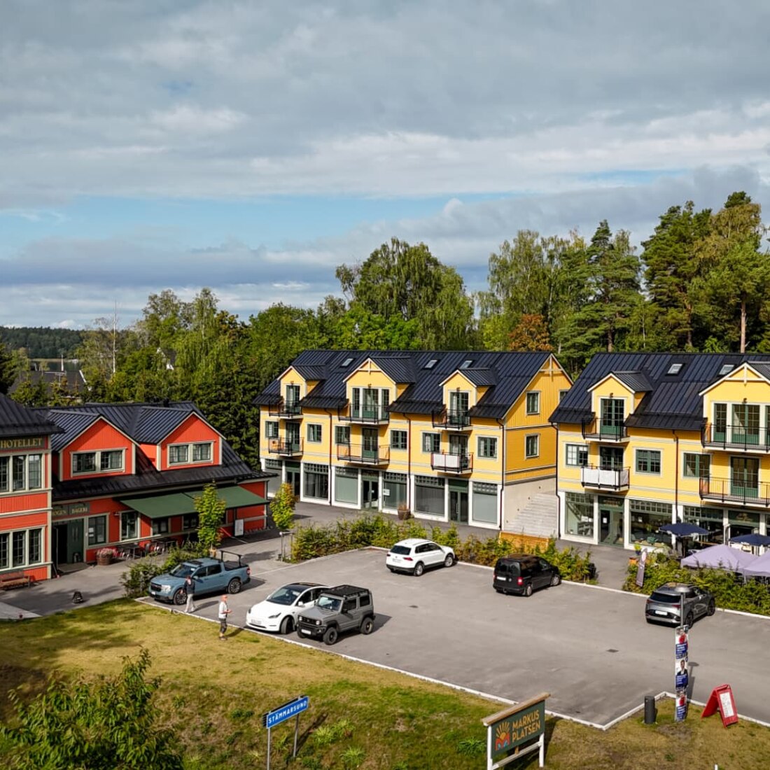 Markusplatsen sett från luften med krog, bageri och gula hyreshus